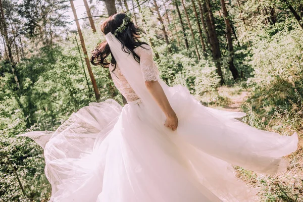 Noiva floresta executar atividade vestido magnífico casamento — Fotografia de Stock