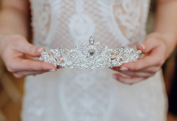 Gelin muhteşem taç eller mücevher etkinlik düğün — Stok fotoğraf