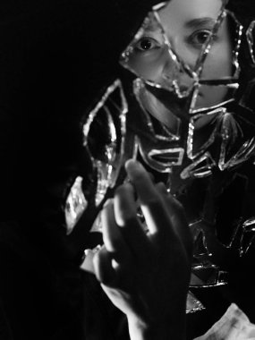 Büyücülük, kırık ayna, gizemli astroloji aynası.