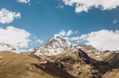 Gürcistan 'daki yüksek dağlar, karlı gökyüzü.