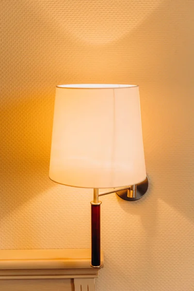 Applique lampada all'interno camera da letto comò parete interna — Foto Stock