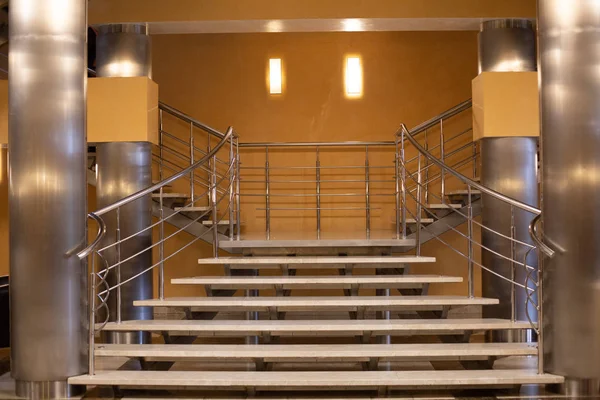 Design moderno dentro de escadas de vidro de metal elevador — Fotografia de Stock
