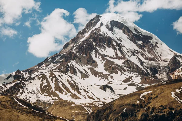 Alta montaña georgia roca nieve superior cielo — Foto de Stock