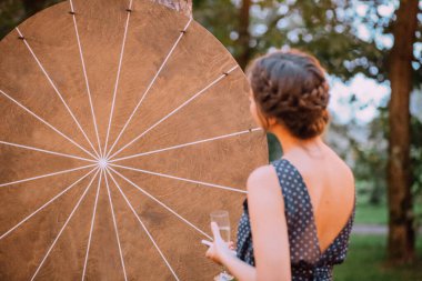 yuvarlak davul ruleti kadın şans ödülünü çarpıtıyor