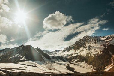 Gürcistan 'daki yüksek dağlar, karlı gökyüzü.