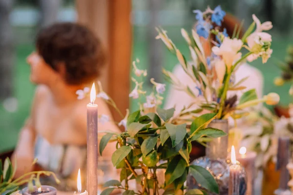 Fiori decorazione candele tavolo donna felice sfocatura — Foto Stock