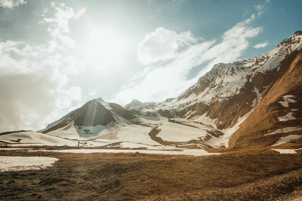 Alta montaña georgia roca nieve superior cielo — Foto de Stock