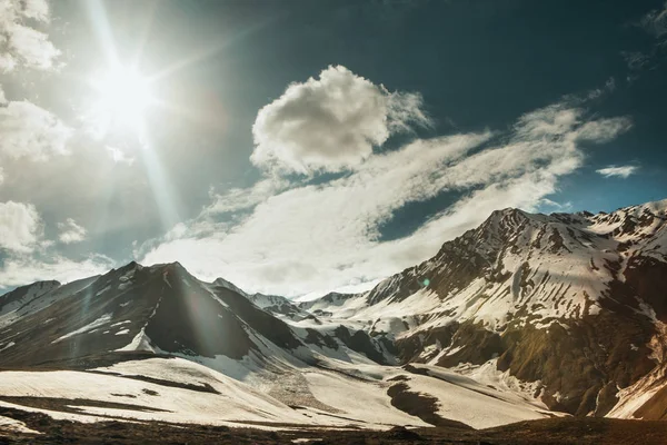 Alta montaña georgia roca nieve superior cielo — Foto de Stock