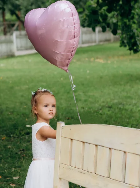 Girl pink balloon garden hands over mom — ストック写真