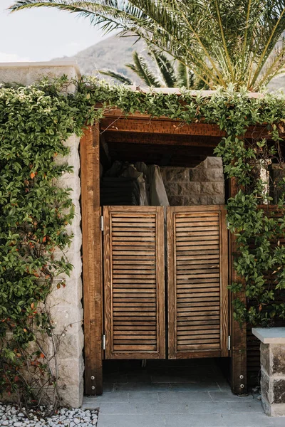 Wooden door palm mountains seascape coast architecture — ストック写真