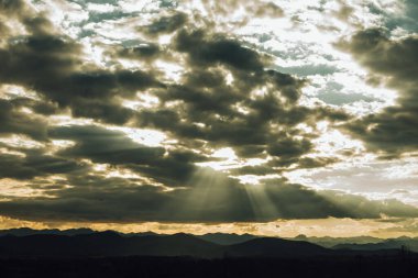 Gök gürültülü bulutlar güneş ışınları fırtına meteorolojik sahne