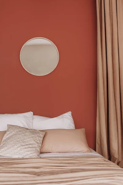 Belső Hálószoba Ágy Papucs Pihenni Kényelmes Lakás Dekoráció Rózsaszín Párnák — Stock Fotó