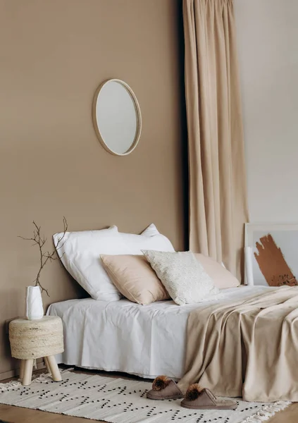 Interior Dormitorio Cama Zapatillas Relajarse Cómodo Apartamento Decoración Almohadas Blanco —  Fotos de Stock
