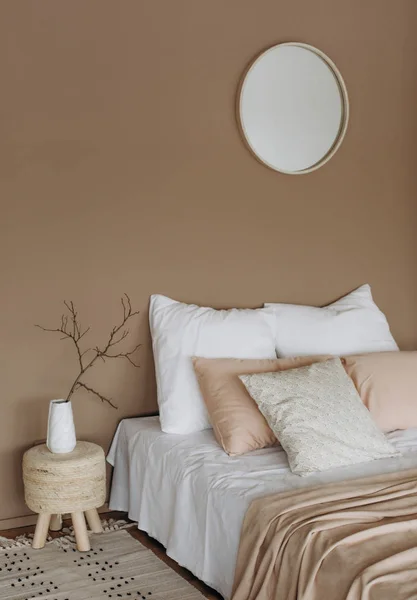 室内ベッドルームスリッパリラックス快適なアパートの装飾枕白ベージュ — ストック写真