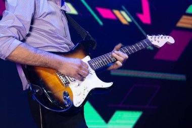 Konser sahnesi hayranı elleri spot ışıkları aydınlatılmış gece kulübü şovu 