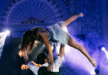 çift dans performansı sahne efekti kiriş ışığı konseri 