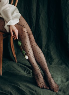 Kadınlar bahar çiçekleri vücut bacakları güzellik çorapları konsepti