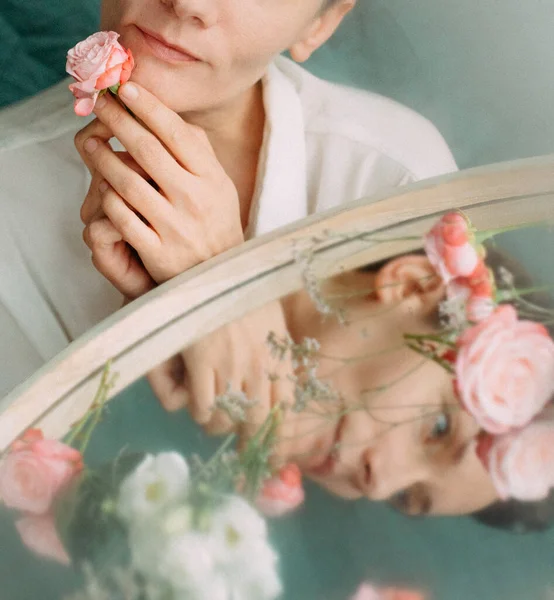 Espelho Rosto Lábios Frescura Aroma Mulher Primavera Flores — Fotografia de Stock