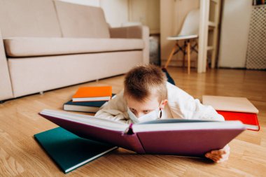 Kitap maskeli okul kitabı bilgileri eğlence amaçlı virüs modu çocuk sağlığı evi karantinası