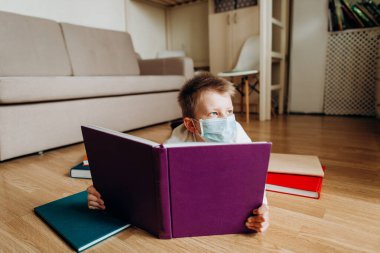 Kitap maskeli okul kitabı bilgileri eğlence amaçlı virüs modu çocuk sağlığı evi karantinası