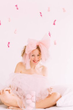 Kadınlar bayram şekeri şekerlemeleri kıvırcık saçlar eğilme sevinci