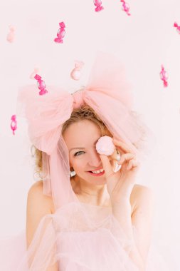 Kadınlar bayram şekeri şekerlemeleri kıvırcık saçlar eğilme sevinci