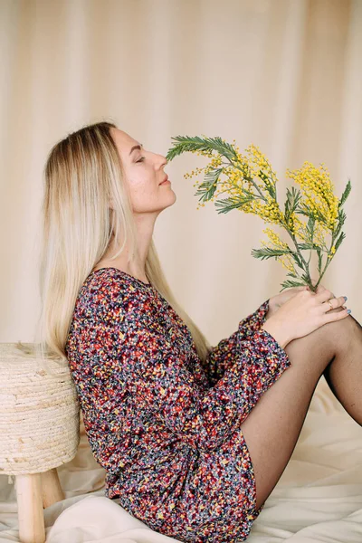 Dziewczyna Kwiaty Piękno Kosmetyki Ciało Skóra Pielęgnacja Świeżość Aromat Kwiatowy — Zdjęcie stockowe