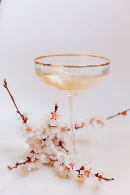 Bahar mevsimi çiçek açan bahçe dalları büyüyen hayat çiçek açar.