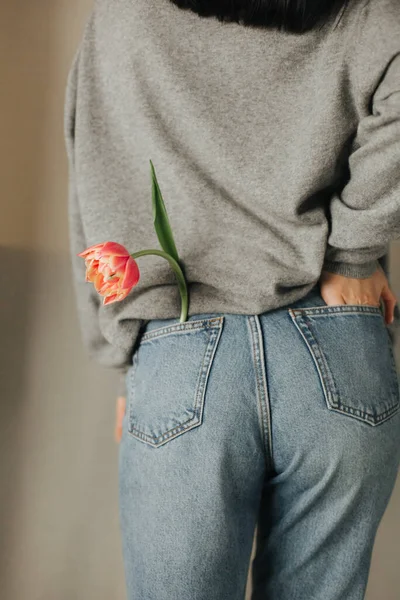 Dziewczyna Styl Życia Wakacje Kwiat Tulipan Jeansy Kieszeń Tył Sweter — Zdjęcie stockowe