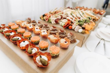 Bir tabak tatil dekorunda masada meyveler. Lezzetli yemekler.