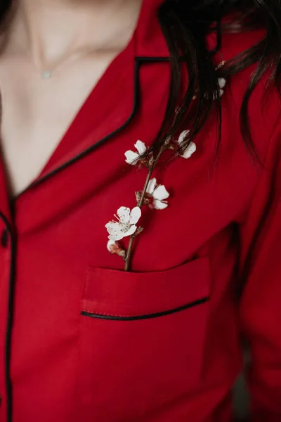 Menina Pijama Vermelho Ramo Cereja Bolso Floração — Fotografia de Stock