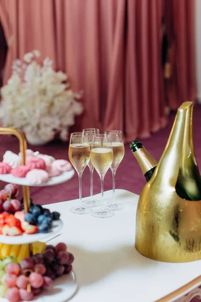 水果葡萄棉花糖彩色桌子节日香槟酒冰背景花环朦胧的灯光明亮 — 图库照片