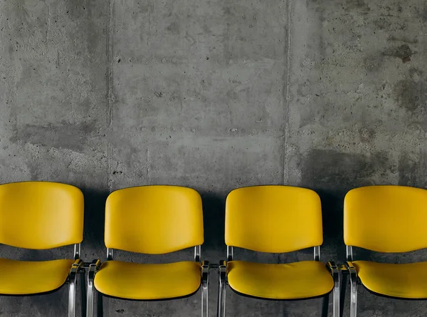 Grupo Cadeiras Escritório Colorido Arranjado Uma Fileira Para Convidados — Fotografia de Stock