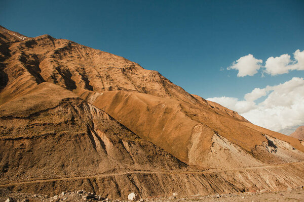Высокие горы грузия скала снег на вершине и небо с облаками
