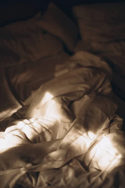 Κρεβάτι Υφασμάτινο Πρωινό Φως Σπίτι Απομόνωση Χρόνος — Φωτογραφία Αρχείου