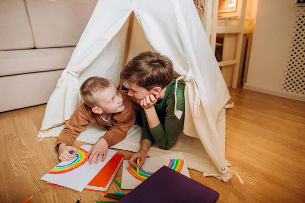 Família Mãe Filho Desenho Arco Íris Quarto Crianças Wigwam — Fotografia de Stock