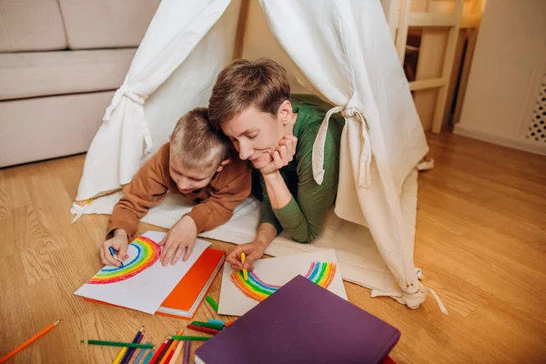 Família Mãe Filho Desenho Arco Íris Quarto Crianças Wigwam — Fotografia de Stock