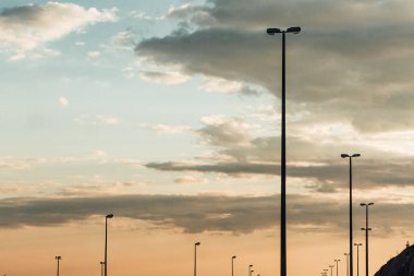 Sütunlar gökyüzüne ve bulutlara karşı enerji tasarrufu yapıyor.