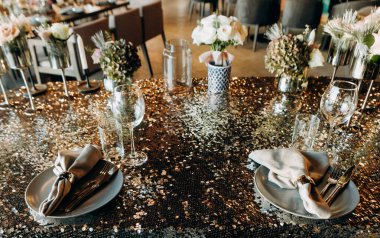 Kutlama etkinliği pırıl pırıl bardakları süsleme ziyafet masası