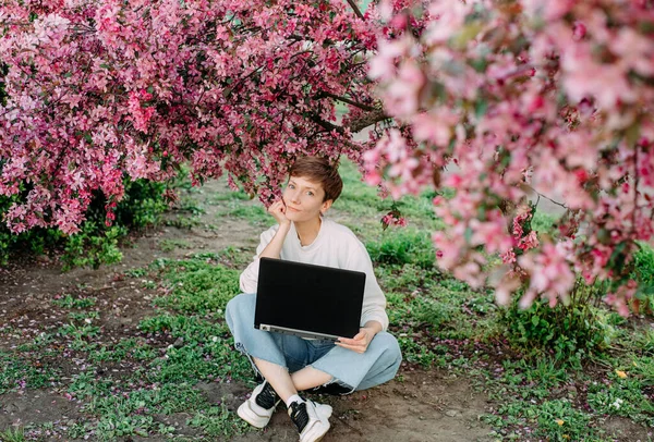 Mulher Com Conexão Laptop Com Sorriso Relaxar Fora Parque Sakura — Fotografia de Stock