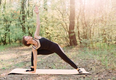 Kadın spor egzersizi yoga konfor meditasyonu dışında pilates yapıyor.