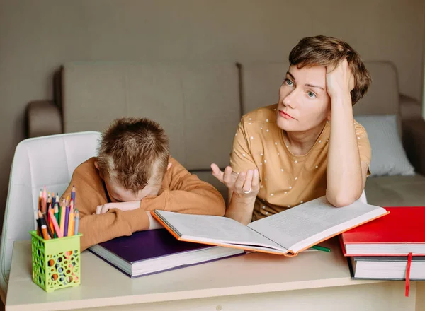 Mutter Lehrt Sohn Hause Mit Laptop Online Bildung — Stockfoto