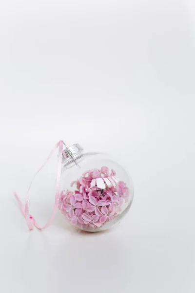 Üveg Váza Kerek Orgonavirág Belsejében Egy Ajándék Fehér Alapon — Stock Fotó