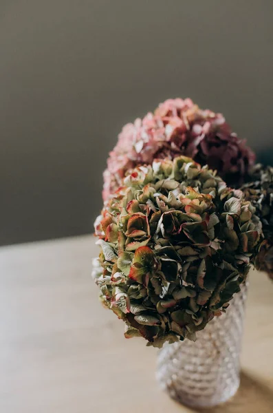 Las Flores Decorativas Florero Cristal Sobre Mesa Dentro Casa Luz — Foto de Stock