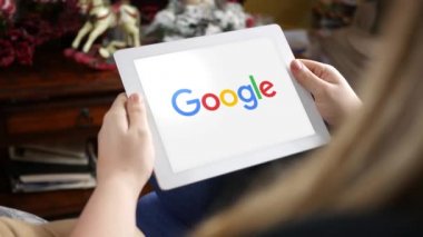 PA - Ocak 2018 - yaklaşık kadın Tablet vasıl belgili tanımlık kelime Google ekran görünüyor