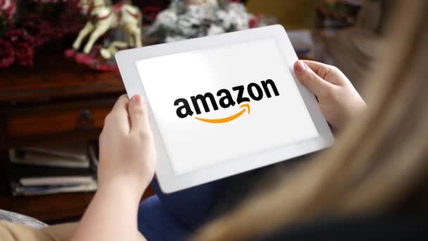 Circa Ιανουαρίου 2018 Γυναίκα Ψάχνει Στο Amazon Λογότυπο Στο Tablet — Αρχείο Βίντεο
