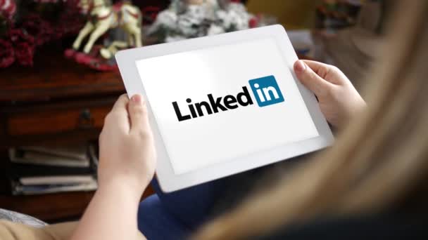 Circa Enero 2018 Mujer Mirando Logotipo Linkedin Tableta — Vídeos de Stock