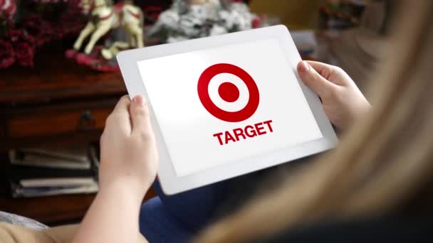 Circa Januari 2018 Kvinna Som Tittar Target Logotypen Sin Surfplatta — Stockvideo