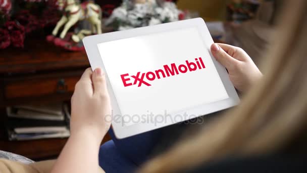Około Stycznia 2018 Kobieta Patrząc Jej Tabletki Logo Exxon Mobil — Wideo stockowe