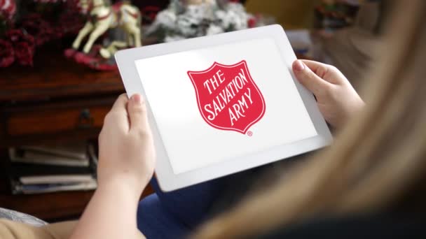 Circa Gennaio 2018 Donna Guarda Tablet Salvation Army Con Logo — Video Stock